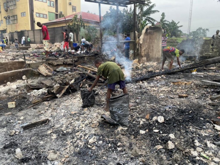 Fire raizes over 200 homes in Port Harcourt